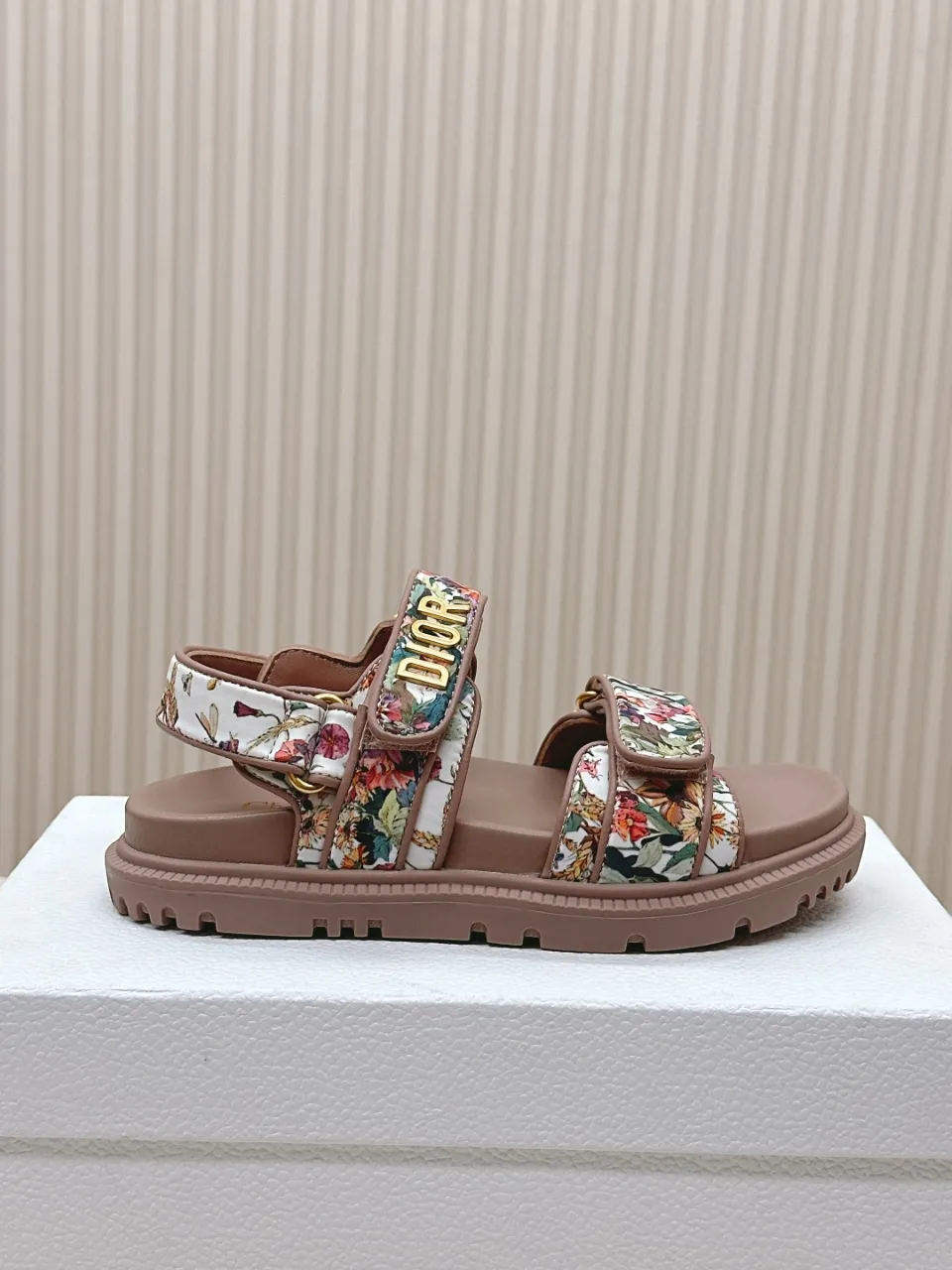 👟👟Ex-factory price 480👟👟 DIOR classic sandals mixed sheepskin DiorAct sandals are fashionable. Paired with an insole that fits the shape of your foot, it's made of exceptionally lightweight and comfortable leather. The upper straps are fastened with Velcro and are decorated with a gold-finish metal "Dior" logo, which complements the style design. These sandals add a modern edge to any look. Fabric: Imported mixed sheepskin Lining: Imported sheepskin Outsole: Original TPU outsole Code number: 35-42 (41 42 customized, non-refundable)